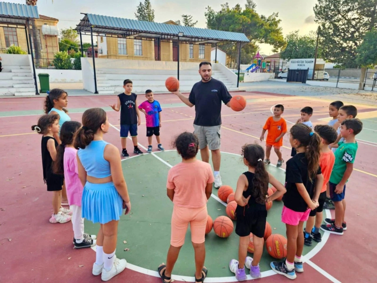 Gönyeli-Alayköy Belediyesi basketbol kursları devam ediyor