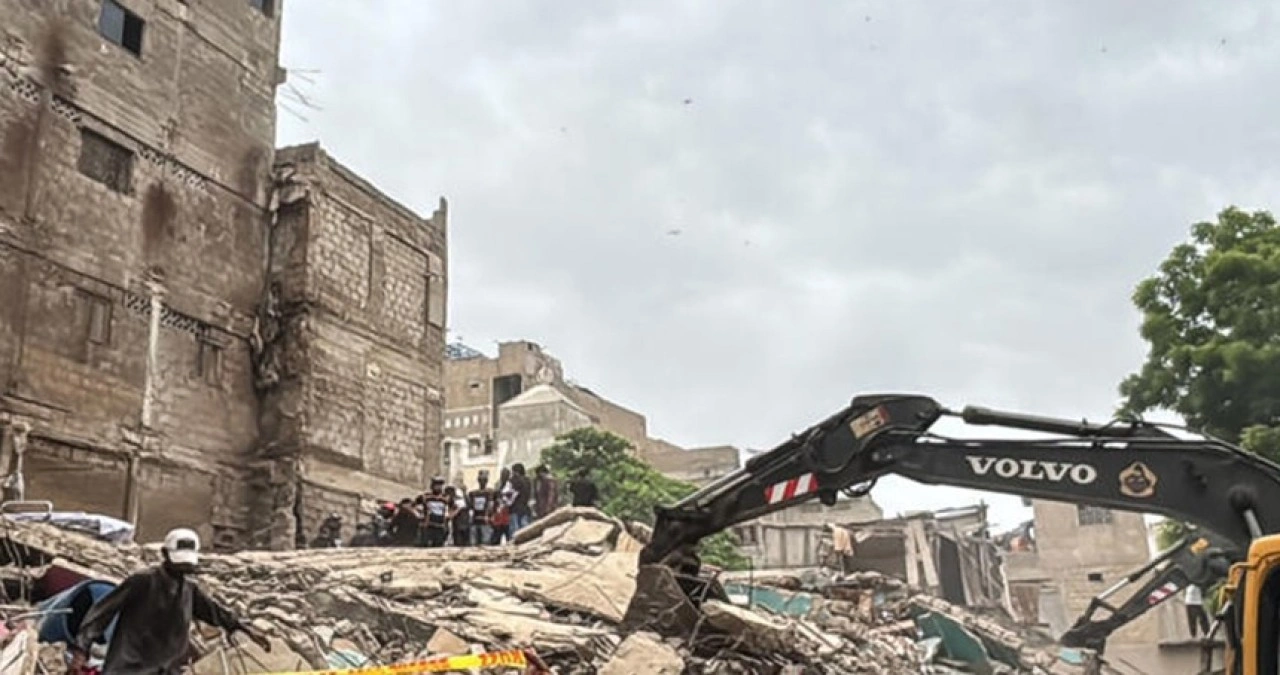 Pakistan'da çöken 5 katlı binada ölü sayısı 16'ya çıktı