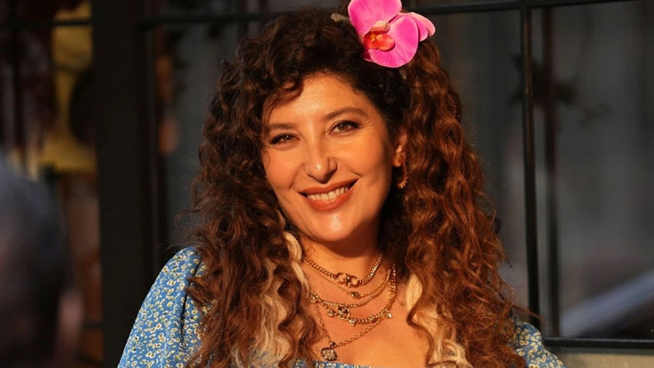 Şebnem Bozoklu&rsquo;dan şaşırtan itiraf: K&uuml;f&uuml;r&uuml; duyunca kabul ettim