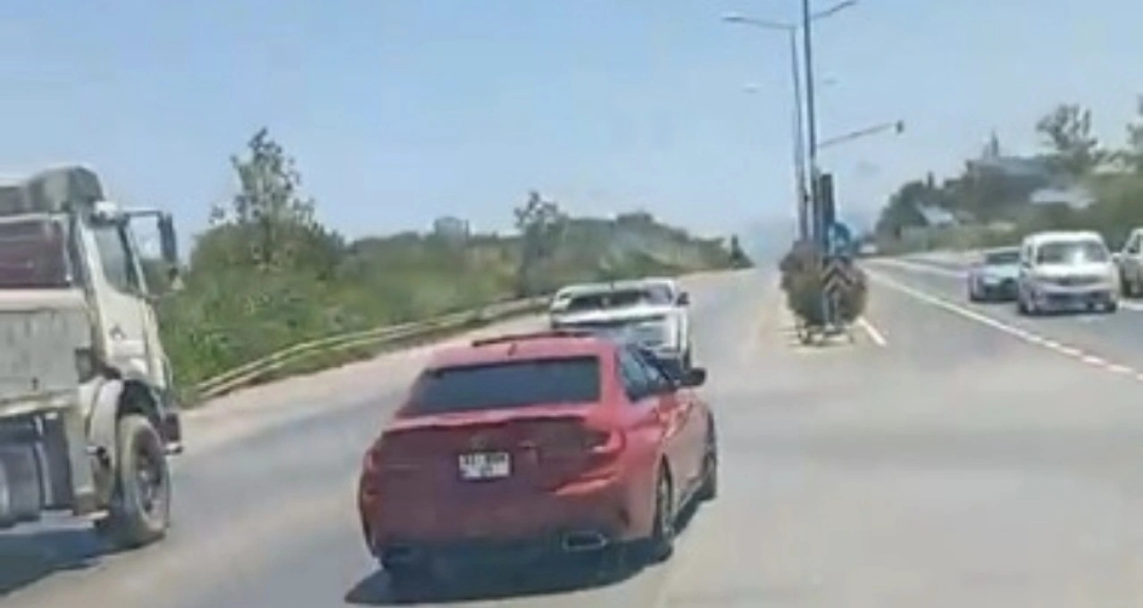 Tehlikeli sürüş yapan araç sürücüsü Girne Trafik Ekipleri tarafından rapor edildi