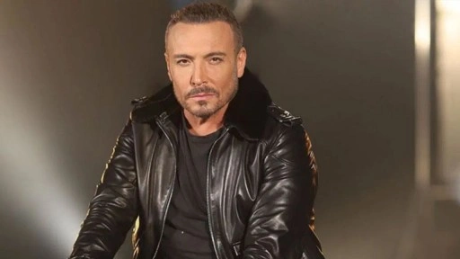 Cenk Eren sahnede can pazarı yaşadı! Mikrofon elinden fırladı