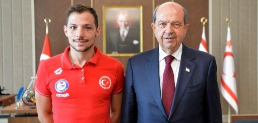 Cumhurbaşkanı Tatar, milli yüzücü Doğukan Ulaç’a başarılar diledi
