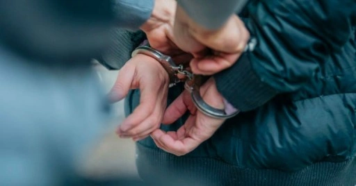 Kaza yapıp aracı kimin kullandığı konusunda polise yalan beyanda bulunan üç kişi tutuklandı