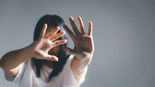 Ünlü şarkıcıya sokak ortasında şiddet! "Karakolda tehdit edildim"